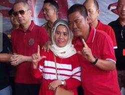 Pesta Rakyat di Lematang Jaya, Leman C Orang Tua Widia Ningsih Terima Kue Ultah ke 55 Tahun dari Wulan Artis KDI