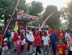 Warga Kelurahan Ketanggi, Ngawi, Meriahkan HUT ke-80 RI dengan Jalan Sehat