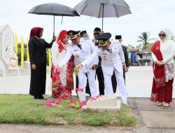 Bupati Batola Bahrul Ilmi Beri Penghormatan dan Tabur Bunga di Makam Pahlawan