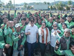 Gubernur Sulbar Bersama Bupati Bagikan Beras Gratis untuk Ratusan Pengemudi Ojol di Mamuju