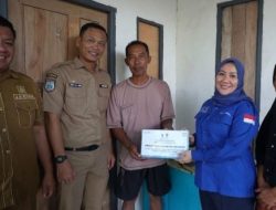 DPRD Sulbar Bersama Pemkesra Serahkan Bantuan Beasiswa Kurang Mampu di Mamuju