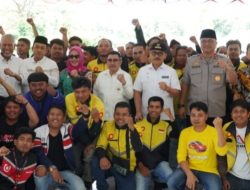 Kapolda Sulbar Bersama Forkopimda Gelar Aksi Kepedulian Sosial, Bagikan Beras ke Pengemudi Ojol di Majene