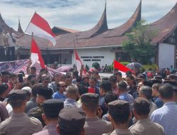 Ratusan Massa Desak DPRD Padang Pariaman Bentuk Pansus Tarok City