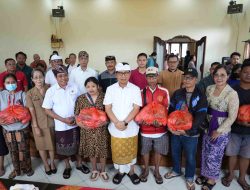 Bupati Badung Serahkan Bantuan Sembako di Kelurahan Lukluk