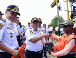 Peringati Harhubnas 2025, Kepala Dishub Provinsi Jatim Bagikan Alat Keselamatan ke Penjaga Perlintasan KA di Nganjuk