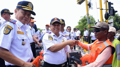 Peringati Harhubnas 2025, Kepala Dishub Provinsi Jatim Bagikan Alat Keselamatan ke Penjaga Perlintasan KA di Nganjuk