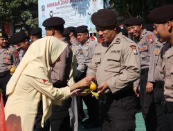 Kepedulian Masyarakat kepada Polres Batu, Siswa MAN Bawakan Bunga dan Jeruk