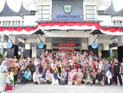 Bupati Padang Pariaman Terima Hasil Tani Dari Tenaga Honorer