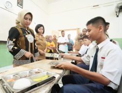 Pantau Distribusi MBG, Wali kota Mojokerto Kunjungi SMPN 1 dan SMKN 1