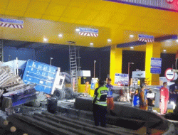 Kecelakaan Mengerikan di Tol Jagorawi, Truk Kontainer Terguling Usai Hantam GT Ciawi 2