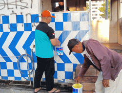 Warga dan Pengemudi Ojol Kompak Bersihkan Pos Polisi Pasca Aksi Ricuh di Kota Surabaya