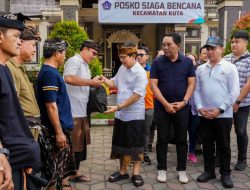 Bupati Badung Adi Arnawa Salurkan Bantuan Logistik Pasca Bencana Banjir di Kuta