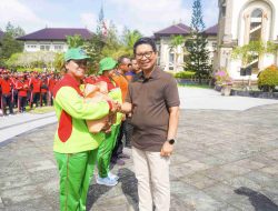 Apresiasi Kerja Keras Tangani Banjir, Bupati Badung Bersama Forum TJSP Serahkan 1.179 Paket Sembako Bagi Petugas Lapangan