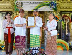 Bupati Badung Adi Arnawa Serahkan Dokumen Kependudukan kepada Ida Cokorda Mengwi XIII