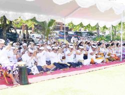 Upacara Pemahayu Jagat di Pantai Seseh, Bupati Badung dan Ketua DPRD Badung Sembahyang Bersama