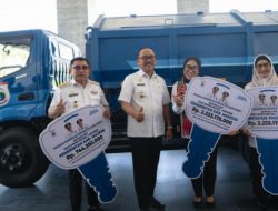 Gubernur Sulbar Serahkan Bantuan Truk Angkutan Sampah untuk Tiga Kabupaten