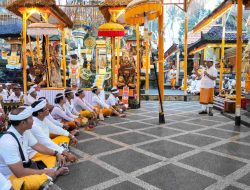 Karya Ngenteg Linggih di Pura Desa Banjar Batulumbang, Desa Adat Grana, Bupati Adi Arnawa Tandatangani Prasasti