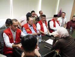 Penyerahan 4 Tersangka Mantan Gubernur Sumsel AN dan HJ Mantan Wako Palembang Perkara Dugaan Korupsi Pasar Cinde Diserahkan ke Rutan Klas 1 Palembang