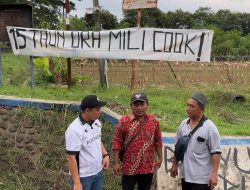 15 Tahun Tak Dapat Aliran Air, Warga Sambeng Bayan Bentangkan Banner Protes di Saluran Irigasi