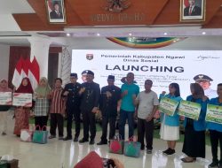 Bupati Ngawi Ony Anwar Harsono Bagikan BLT dan Beasiswa Tahap II dari DBHCHT