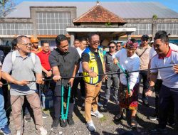 Penurunan dan Pembersihan Kabel Provider di Ruas Jalan Raya Sading-Sempidi, Badung