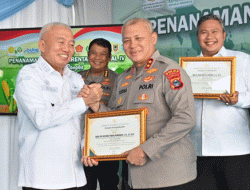 Gubernur Serahkan Penghargaan ke Kapolda Kalsel atas Peran Kunci dalam Swasembada Jagung