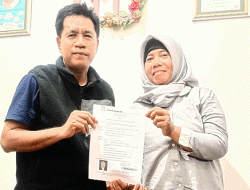 Pemimpin Perusahaan Majalah Fakta Serahkan SK Pengangkatan Pemred ke Imam Syafii