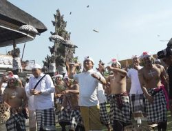 Bupati Badung Adi Arnawa Ikuti Aci Tabuh Rah Pengangon di Desa Adat Kapal