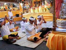 Karya Ngenteg Linggih di Pura Desa Banjar Batulumbang, Wabup Badung Serahkan Dana Aci Hibah Induk Tahun 2025 sebesar Rp1,5 Miliar