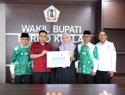 Wabup Batola Herman Susilo Serahkan Dua Beasiswa Kuliah Luar Negeri