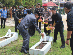 Tumbuhkan Semangat Nasionalisme, Bupati Barito Timur Pimpin Upacara dan Ziarah Nasional di TMP Ampah
