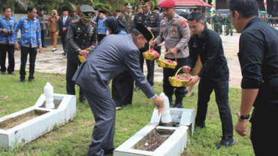 Tumbuhkan Semangat Nasionalisme, Bupati Barito Timur Pimpin Upacara dan Ziarah Nasional di TMP Ampah
