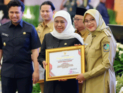 Bupati Banyuwangi Ipuk Fiestiandani Raih Penghargaan Pembina Siskamling Terbaik di Jawa Timur