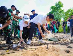 Bupati Badung Adi Arnawa Ikuti Gotong Royong Semesta Berencana Tanam Pohon dan Bersih Sampah