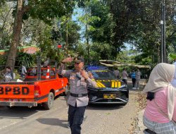 Tim Gabungan Evakuasi Pohon Tumbang yang Tutup Jalan di Batu