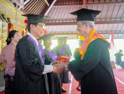 Bupati Badung Adi Arnawa Wisuda Angkatan I Lansia Werdha Winangun Urip Desa Dalung