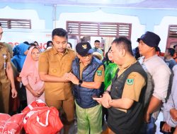 Wagub Sumbar Tinjau Banjir Ulakan Tapakis: Serahkan Bantuan Rp124 Juta, Ribuan Warga Masih Mengungsi