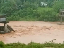 Jembatan Koto Buruak Putus, Tiga Nagari di Lubuak Aluang Terancam Terisolasi Total, Pemerintah Percepat Evakuasi Warga