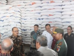 Gubernur Sulbar Lakukan Kunjungan ke Gudang Perum Bulog Mamuju, Pastikan Stok Pangan Jelang Nataru ‎