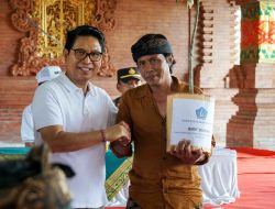 Komitmen Memperkuat Sektor Pertanian di Badung, Bupati Adi Arnawa Serahkan Premi Asuransi dan Subsidi Benih Padi kepada Petani