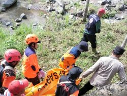 Polres Batu dan Tim Gabungan, Berhasil Temukan Korban Lakalantas yang Hanyut di sungai