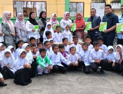 IIAD Padang Pariaman Serahkan Bantuan Buku untuk SDN 30 V Koto Kampuang Dalam yang Terbakar