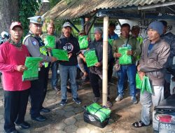 Jelang Nataru Satlantas Polres Batu Bagikan Rompi kepada Supeltas