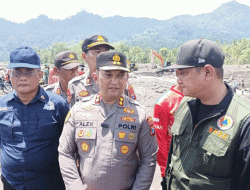 Polri dan Brimob Terjun ke Lokasi Bencana, Evakuasi Warga Terdampak Lahar Semeru di Lumajang