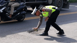 Jelang Libur Panjang Nataru, Satlantas Polres Gresik Tandai Jalan Rusak di Jalur Pantura