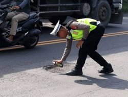 Jelang Libur Panjang Nataru, Satlantas Polres Gresik Tandai Jalan Rusak di Jalur Pantura