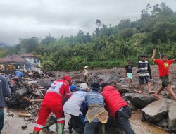 PMI Sumbar Bersama Warga Malalak Gotong Royong Bersihkan Material Banjir Bandang