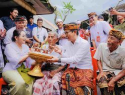 Bupati Badung Adi Arnawa Serahkan Penghargaan Usia Harapan Hidup 75 Tahun