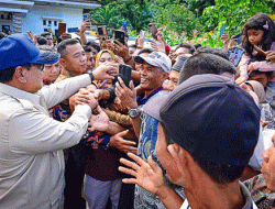 Presiden Prabowo Tinjau Pengungsi di Agam, Pastikan Huntara Rampung dan Pengungsi Segera Keluar dari Tenda