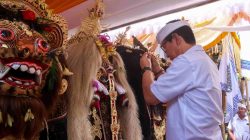 Bupati Badung Adi Arnawa Nyumpangin Sekar Pralingga Ida Bhatara di Pura Kayu Putih Banjar Pasekan, Tangeb